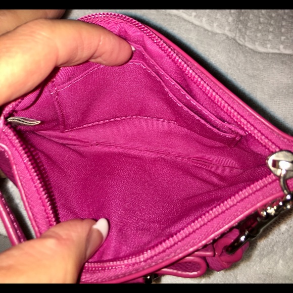 NWOT Pretty in Pink Coach Wristlet. Cute pink bow. - Picture 4 of 7